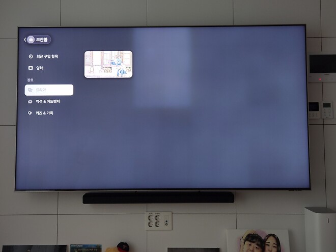 3년이 안된 티비에 흰 반점이 생기더니 사각으로 흰 얼룩이 생겨버렸네요..ㅠ