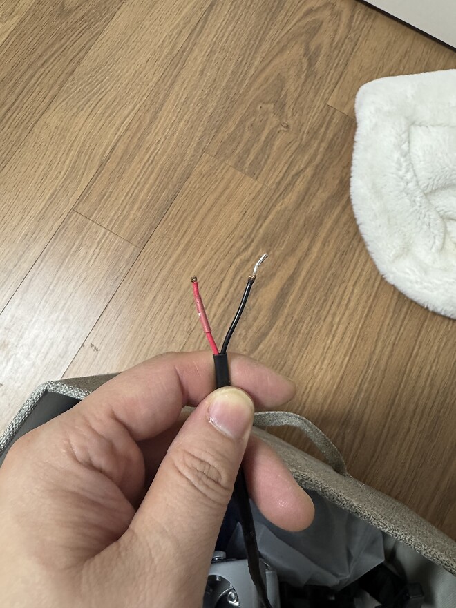 고수님들 문의드려요 ㅠㅠ선이 뜯겼어요 ㅠㅠ