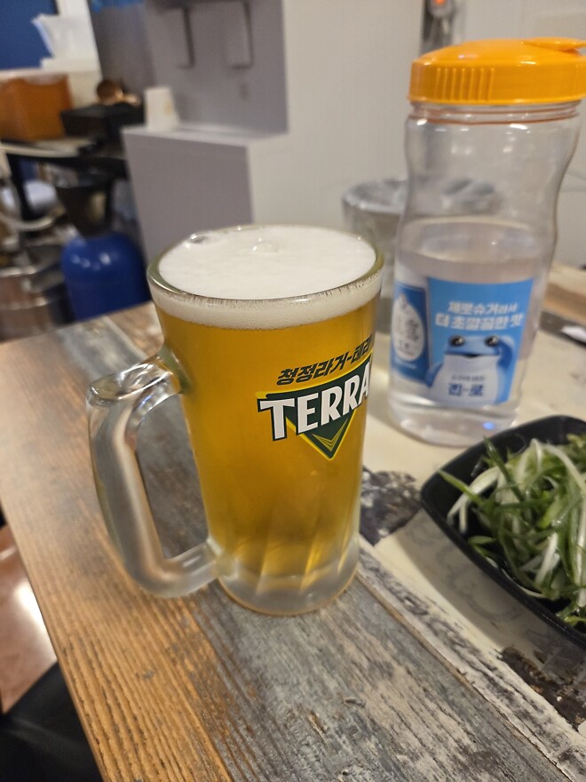 기숙사 룸메랑 한잔했습니다.