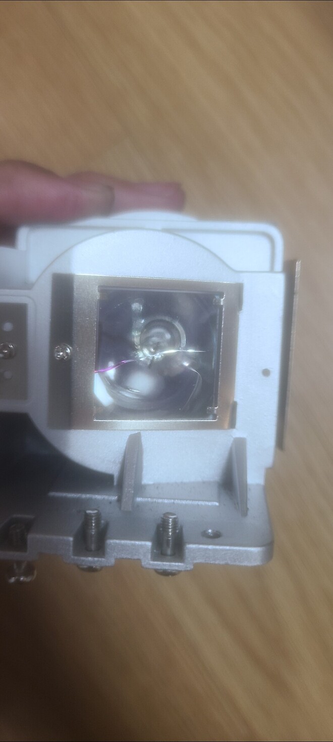 램프 모듈에만 금이 갔는데, 베어램프는 살릴 수 있을까요 ?