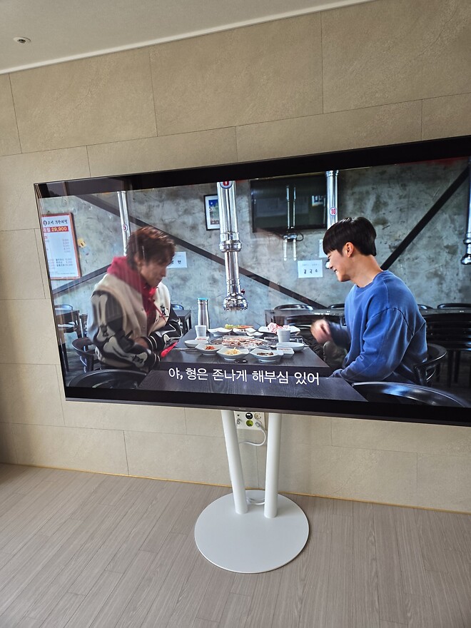 Hisense 4K ULED QD Mini LED 스마트 TV 85인치 85U8Q(스텐드) 모델 설치 과정을 지켜보며 ...