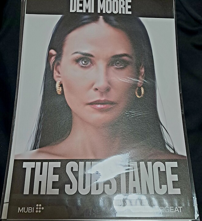 메박 강남 리뉴얼 1주년 기념.  서브스턴스 캐릭터 포스터와 렌티큘러 풀슬립