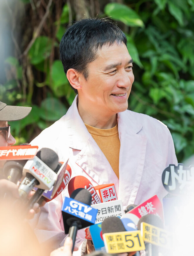 핑크 옷 입은 양조위.jpg