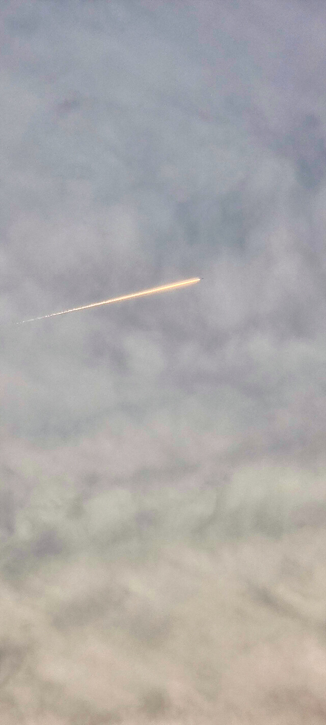 어제자 하늘의 궤적 사진.jpg