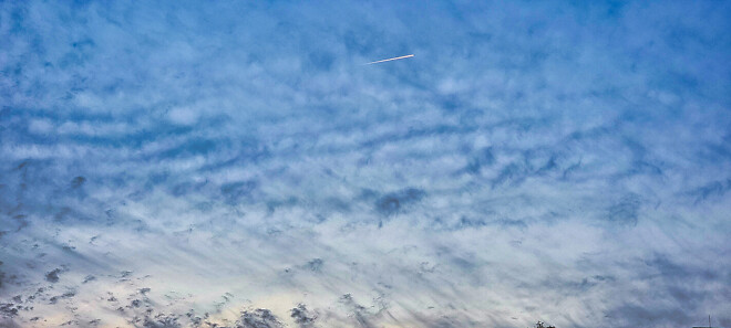 어제자 하늘의 궤적 사진.jpg