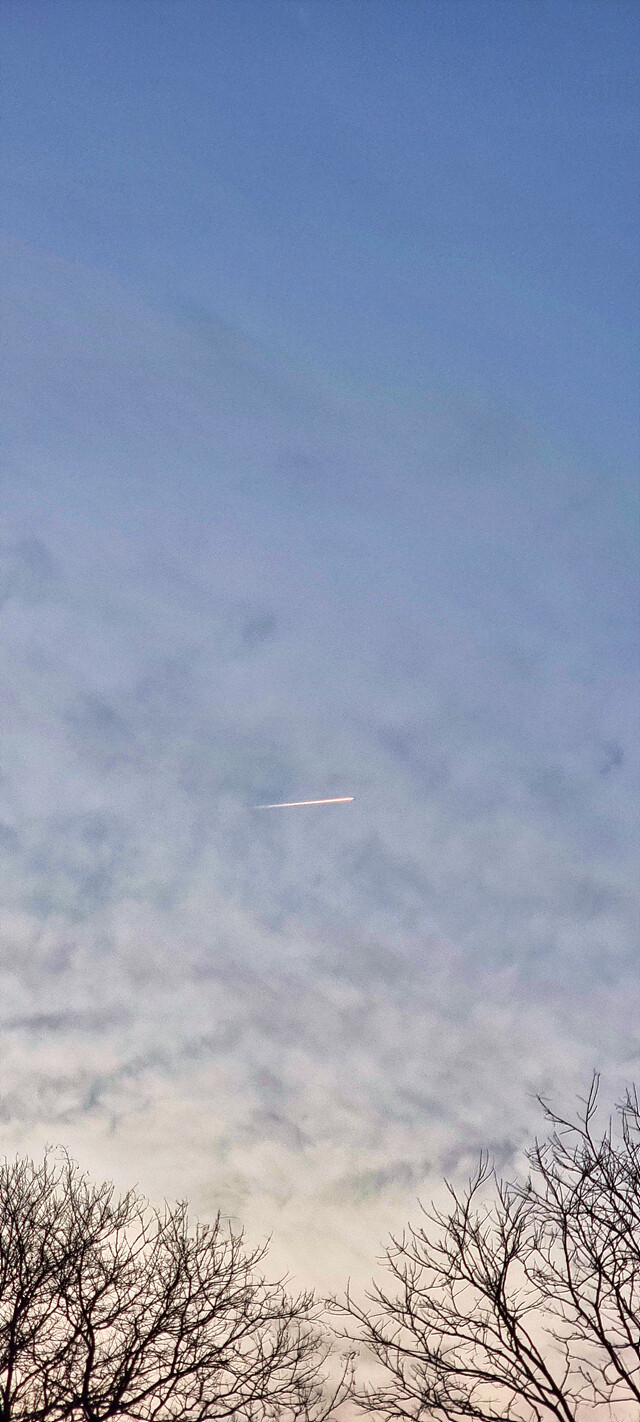 어제자 하늘의 궤적 사진.jpg