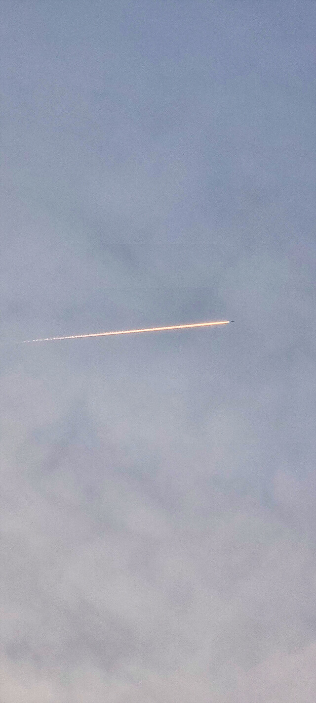 어제자 하늘의 궤적 사진.jpg