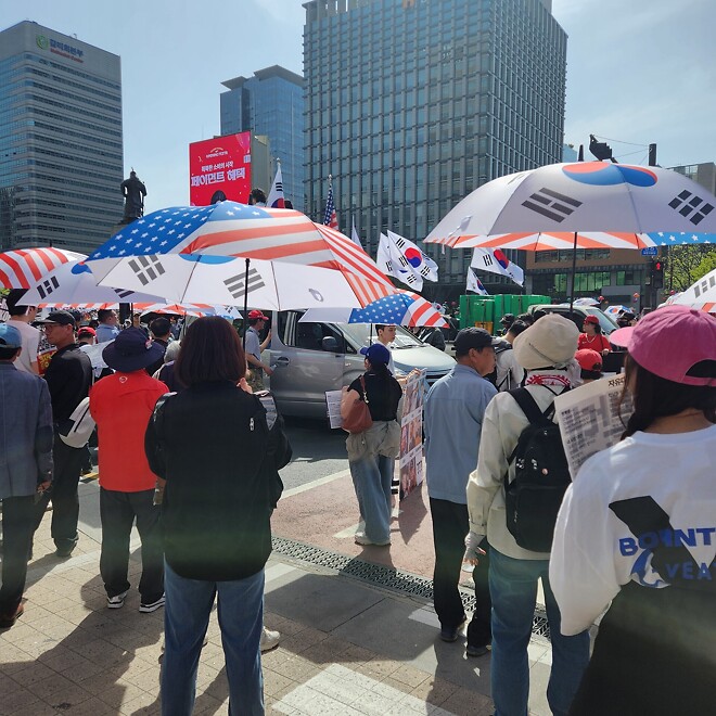 이 우산 많이 팔렸나봐요.