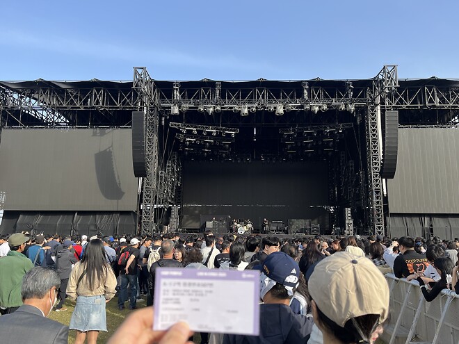 딥퍼플 보러 와 있습니다.