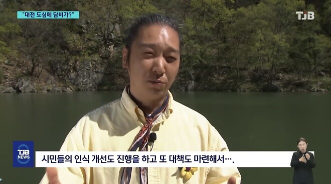 &amp;#039;폴짝&amp;#039; 하더니 &amp;#039;콱&amp;#039;..담비의 &amp;#039;뱀 사냥&amp;#039; 순간 포착