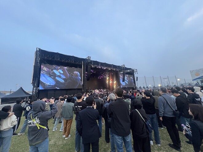 딥 퍼플 공연중입니다