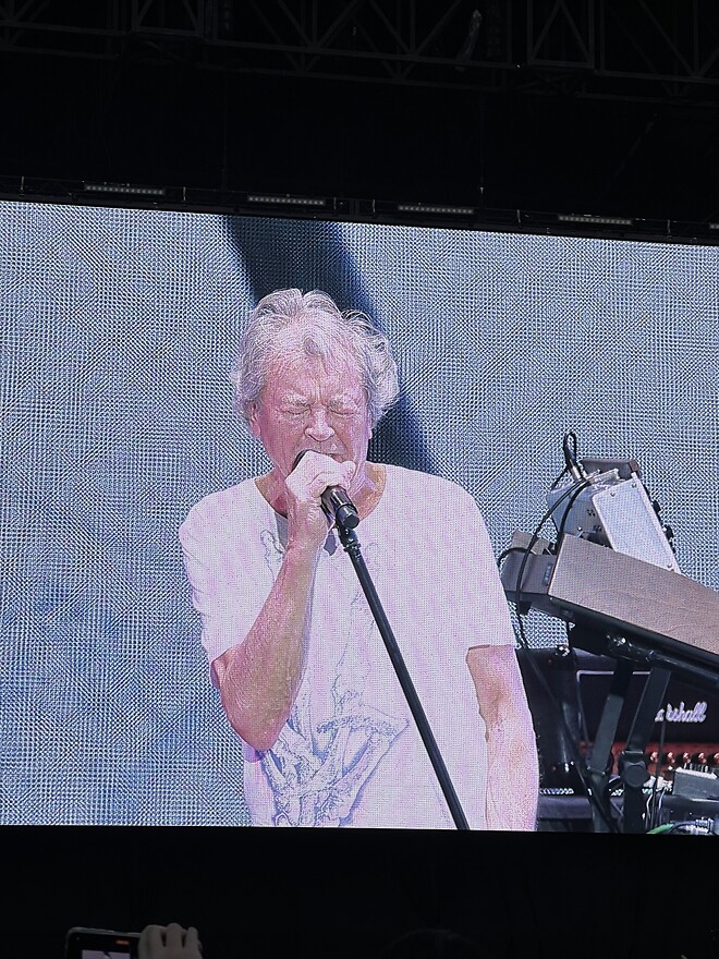 딥 퍼플 공연중입니다