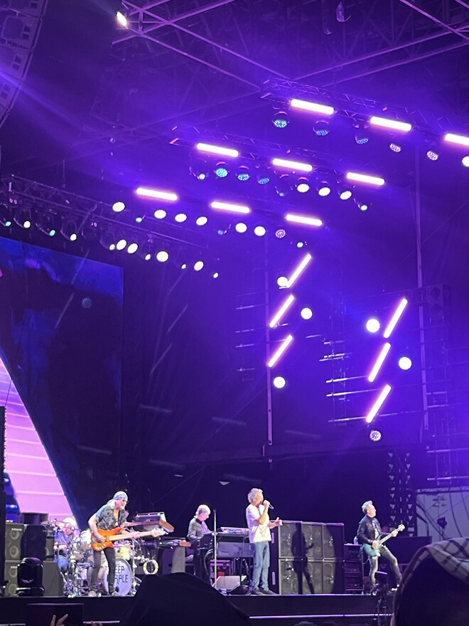 딥 퍼플 공연중입니다