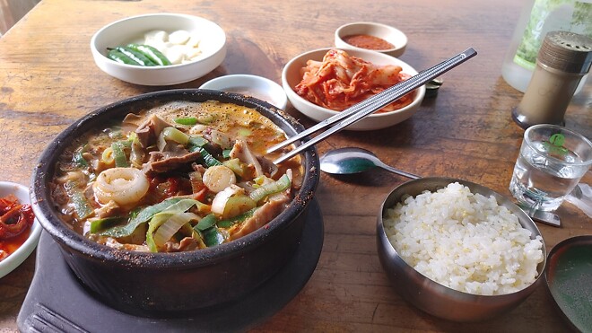 낮에 순댓국에 반주했습니다