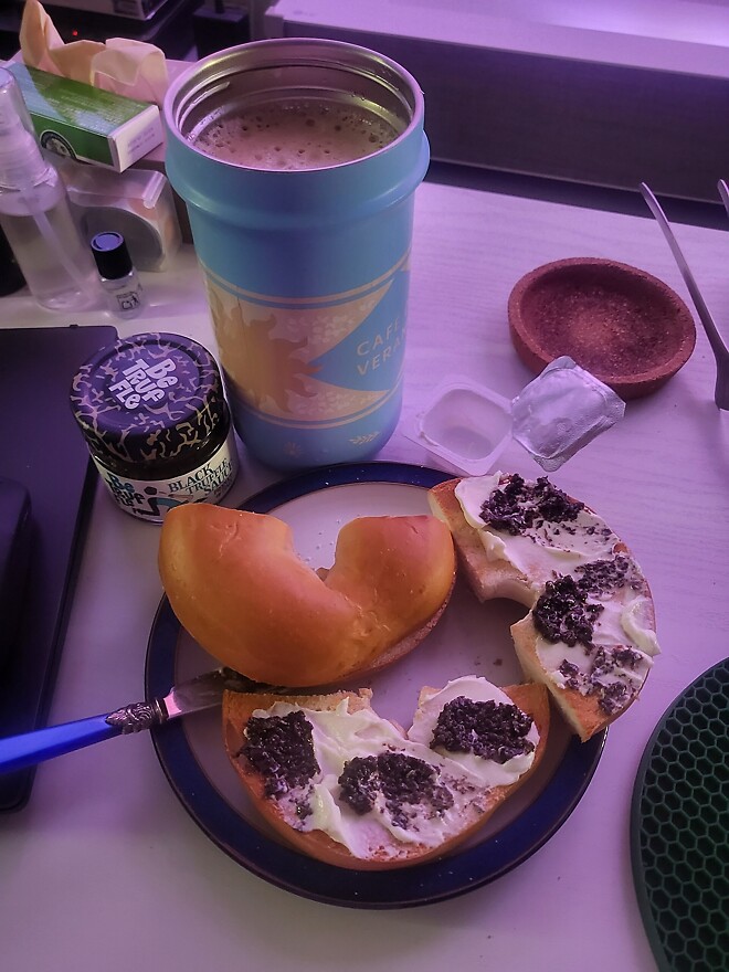 아침에 베이글에 크림치즈에 트러플 살짝