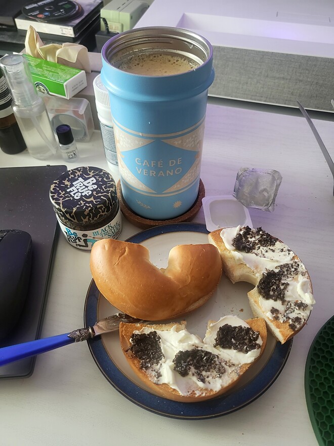 아침에 베이글에 크림치즈에 트러플 살짝