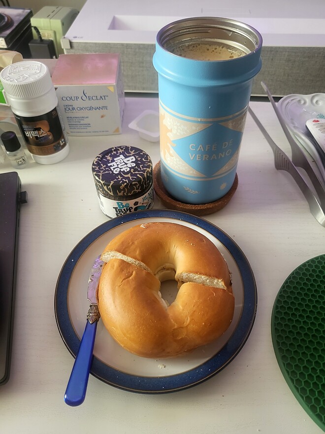 아침에 베이글에 크림치즈에 트러플 살짝