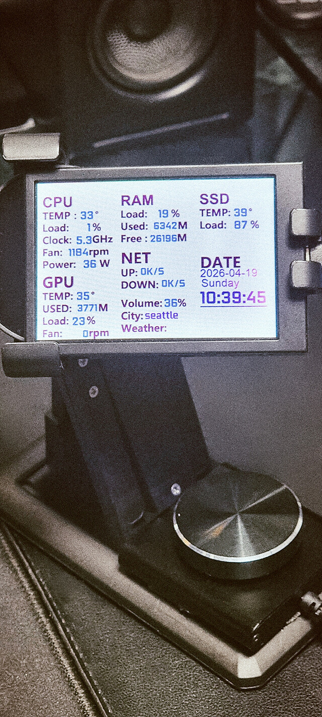 컴 책상 위 발명품(?)과 거치대.jpg