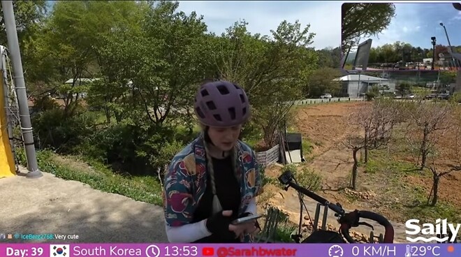 자전거로 국토종주중인 외국인