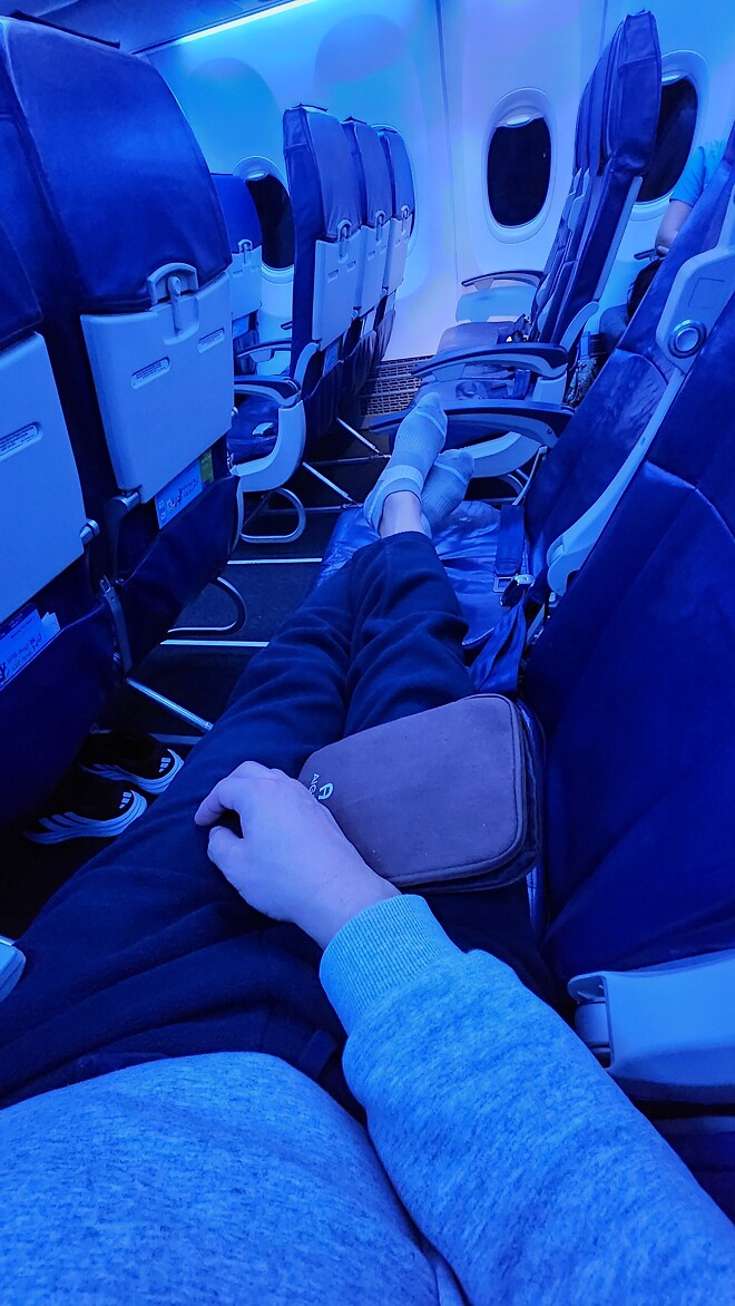 비행기에서 다리 뻗고 누울 수 있는 눕코노미 세상