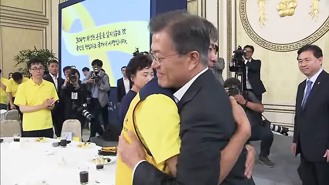 세월호 추도식에서 눈물 흘리는 이재명