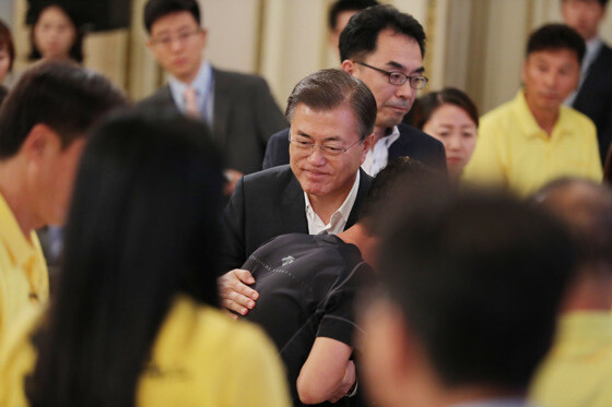 세월호 추도식에서 눈물 흘리는 이재명