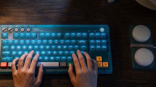 8BitDo, 새로운 반투명 키보드와 얼티밋 2 컨트롤러 출시: N64에 경의를 표합니다.
