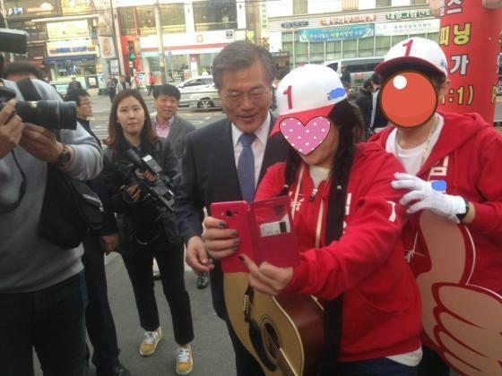 문재인+선거운동원에 대한 이미지 검색결과