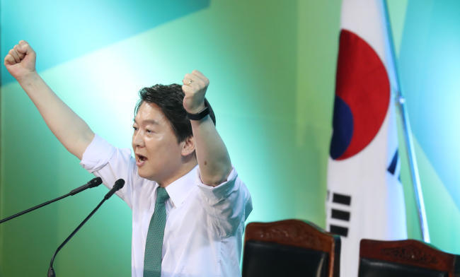 안철수 전 국민의당 대표가 지난 4일 대전 한밭체육관에서 열린 19대 대선 후보자 선출 완전국민경선 대전 충남 충북 세종 권역 합동 연설회에서 대선 후보로 확정된 뒤 수락연설을 하고 있다. [사진제공=연합뉴스]