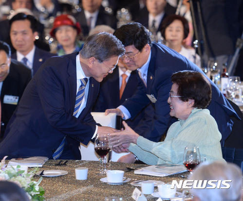 이희호 여사와 대화하는 문재인 대통령