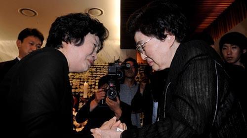 이희호 여사와 대화하는 문재인 대통령