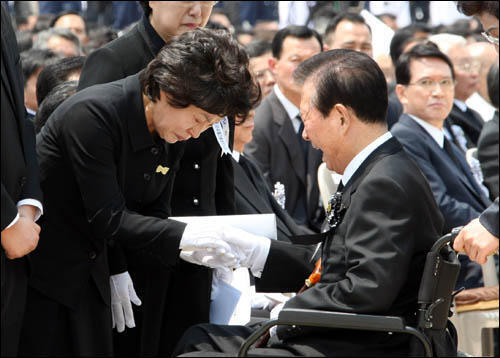 이희호 여사와 대화하는 문재인 대통령