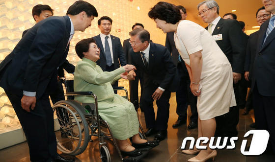 이희호 여사와 대화하는 문재인 대통령