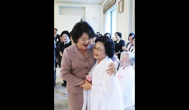 김정숙 여사, 국가유공자 유족 초청 청와대 오찬