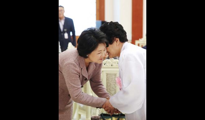 김정숙 여사, 국가유공자 유족 초청 청와대 오찬