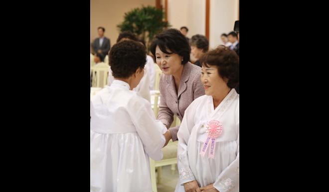 김정숙 여사, 국가유공자 유족 초청 청와대 오찬