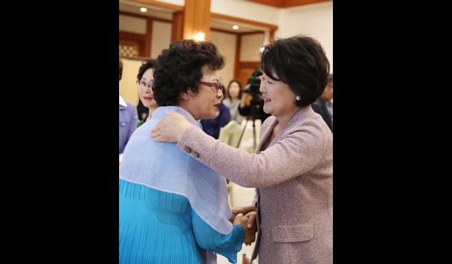 김정숙 여사, 국가유공자 유족 초청 청와대 오찬