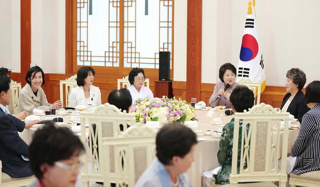 김정숙 여사, 국가유공자 유족 초청 청와대 오찬