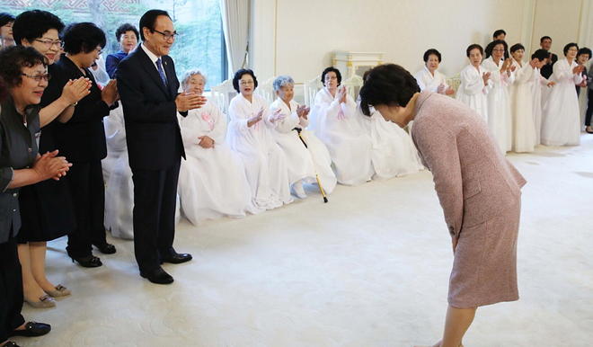 김정숙 여사, 국가유공자 유족 초청 청와대 오찬