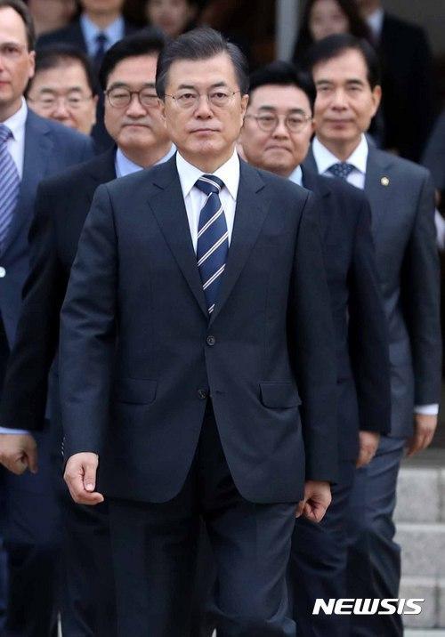 문재인 대통령, 피곤해보이는 느낌입니다.