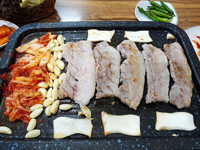 식당에서 혼자 삼겹살 먹기.jpg - DPrime