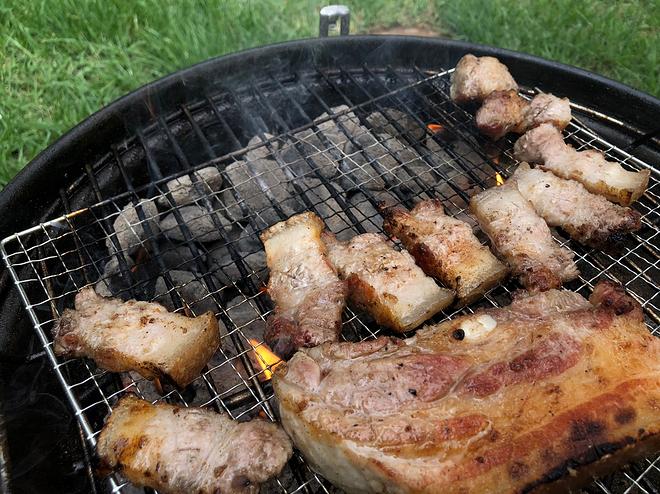숯불에 삼겹살은 통삼겹으로 구어먹으니 맛있고 편해요~ - DPrime