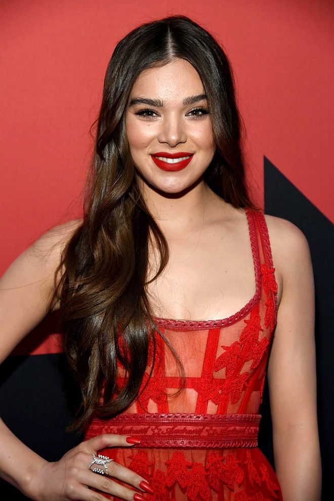 hailee-steinfeld-attends-the-2019-mtv-video-music-awards-at-prudential-center-in-newark-new-jersey-260819_9.jpg