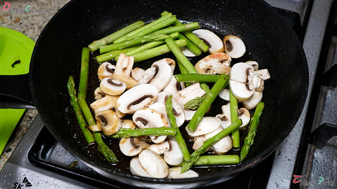 온 가족이 모여 양식 만들어 먹었습니다~!