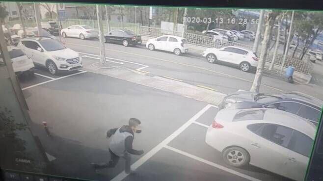 파출소에 마스크 놓고 사라지는 20대 [부산경찰청 제공. 재판매 및 DB 금지]