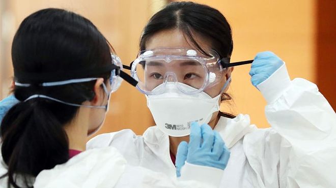 New nurse officers are trained on the COVID-19 coronavirus before heading to Daegu to help medical staff, at the Korea Armed Forces Nursing Academy in Daejeon, South Korea. AFP Photo