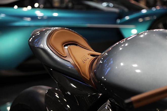 hd-aston-martin-amb-001-la-moto-&agrave;-108-000&euro;-&agrave;-l-eicma-2019.jpg