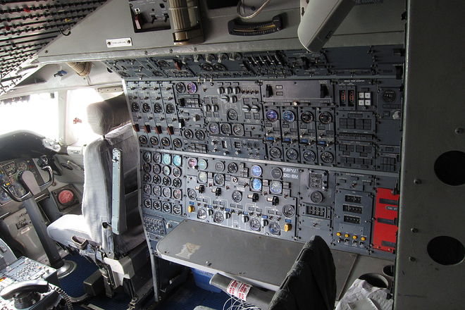 747_Flight_engineer&rsquo;s_station_in_B747-100_cockpit.jpg