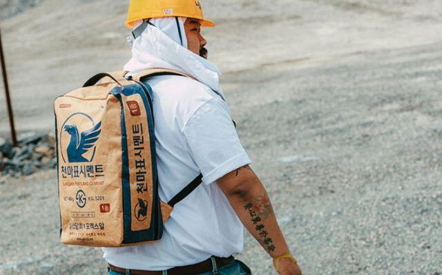 천마표 시멘트 백팩으로 인싸의 길 등극