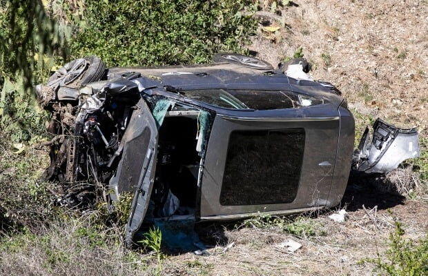 타이거 우즈가 운전한 제네시스 GV80가 도로 밖으로 굴러 떨어졌다. 사진=EPA